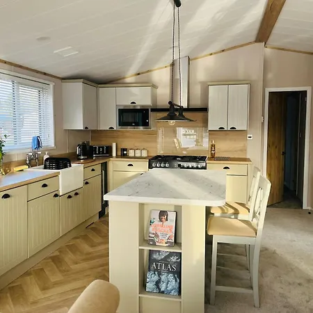 Bridgeview With Hot Tub Holiday home *