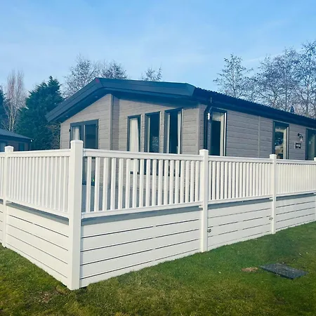Holiday home Bridgeview With Hot Tub *
